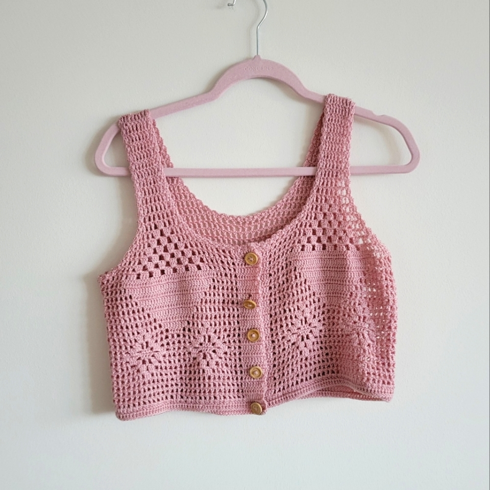 Vintage cropped dusty pink crochet sweater vest wood buttons size XS S knitted